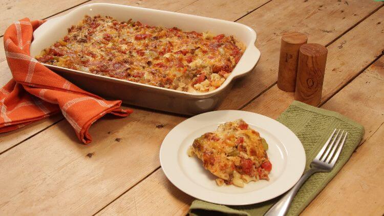 Beefy elbow macaroni and tomato sauce casserole